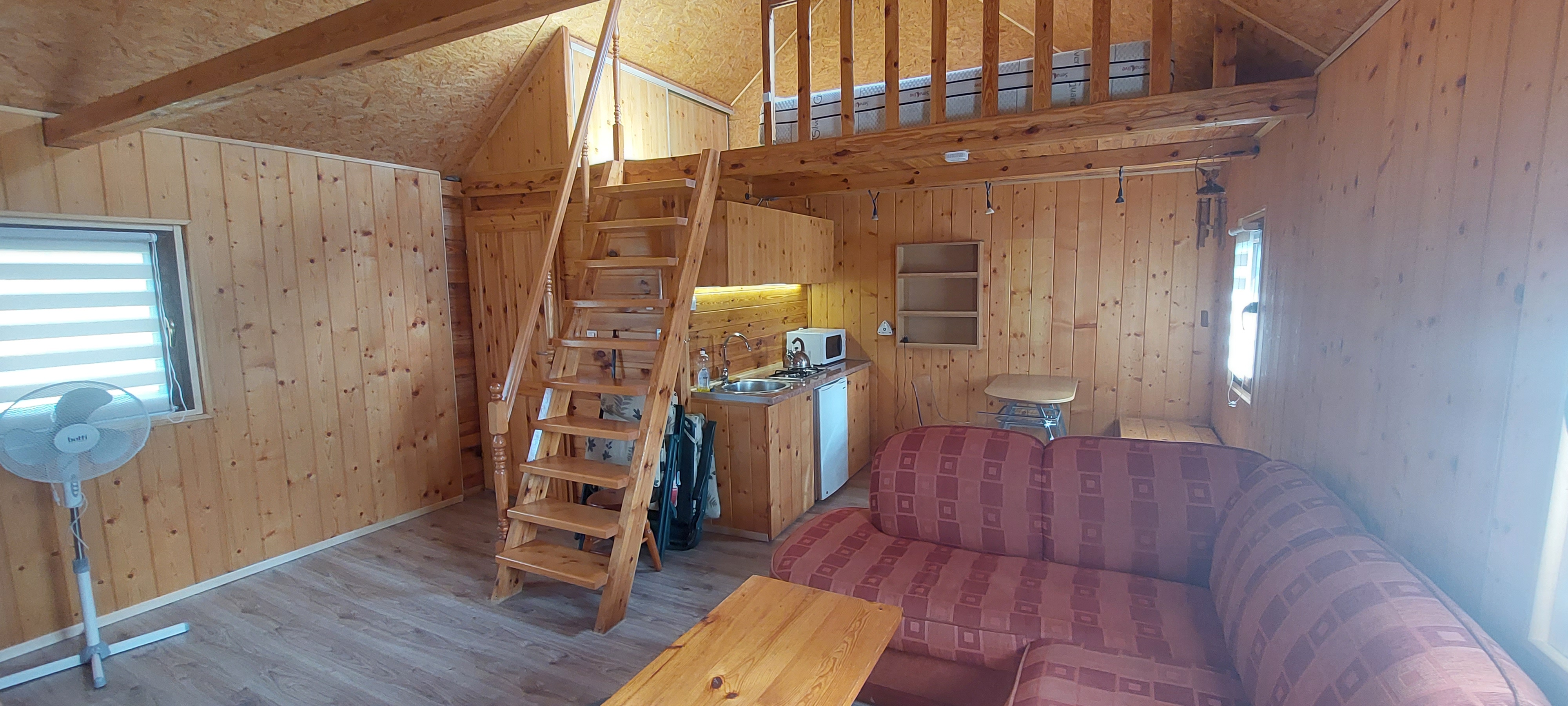 domek w środku, widać kuchnię, część wspólną i schody